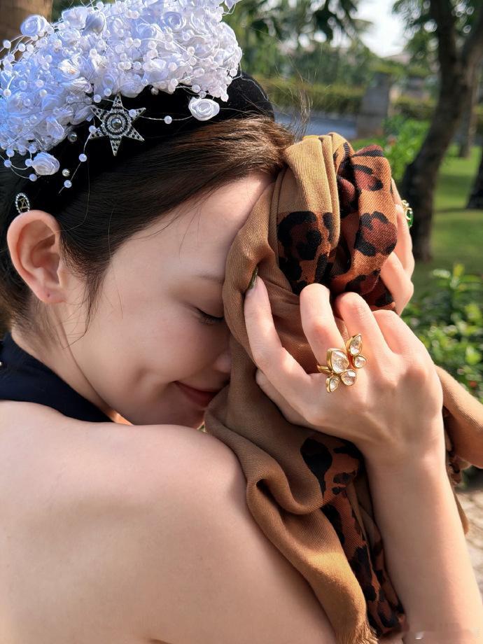 彭小苒露背一张比一张哇噻 彭小苒的露背造型堪称性感范本，鱼骨胸衣勾勒紧致身形，脊