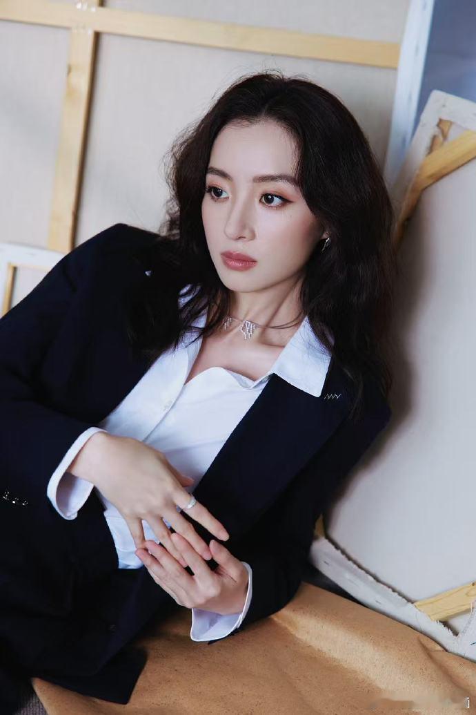 胡冰卿签新公司了 谁没为她可惜过啊！有颜值有演技，却因资源沉寂，现在新起点新团队
