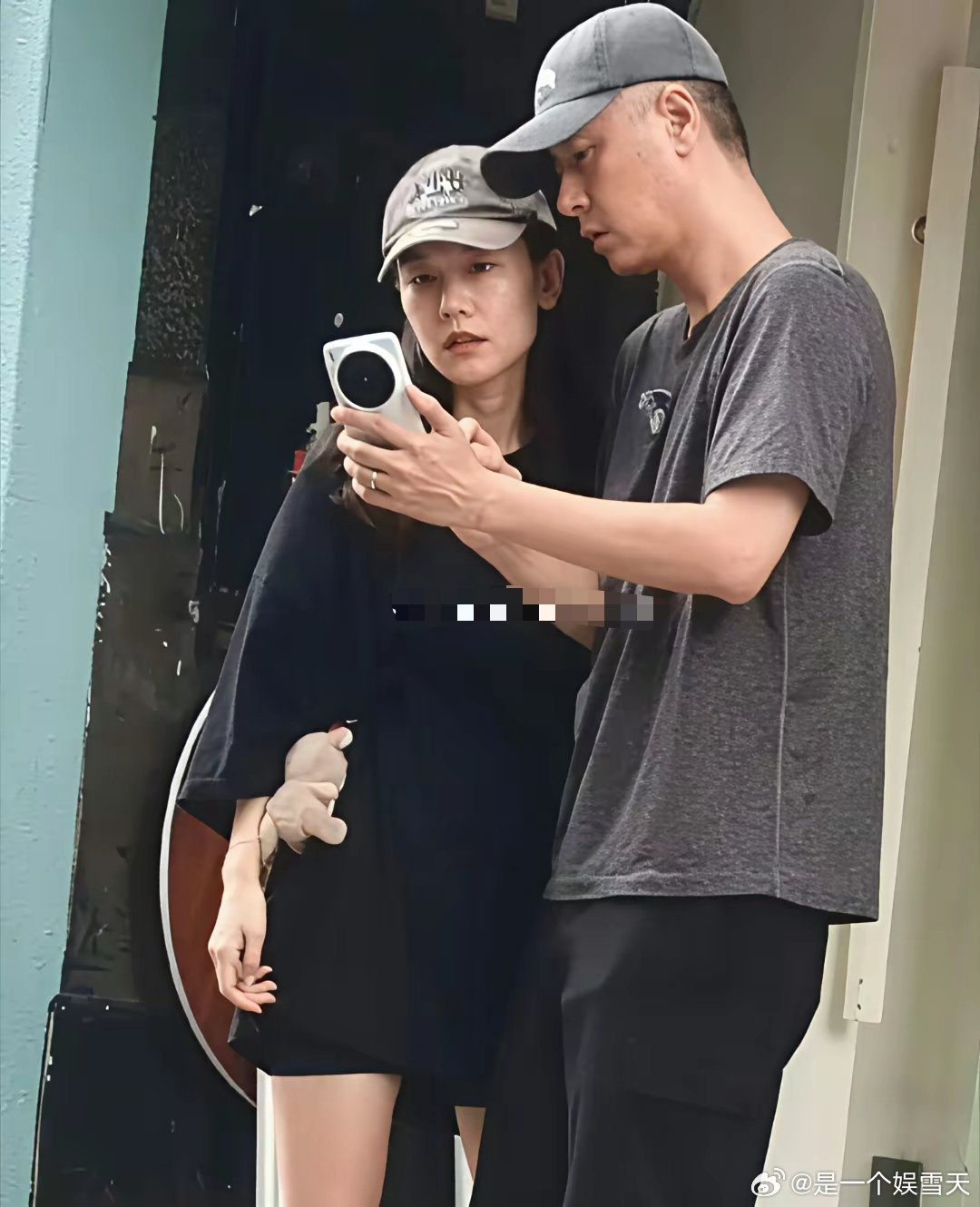 41岁孙骁骁近照曝光，状态好得有点过分了。前两天和老公任重看薛之谦演唱会，素颜高