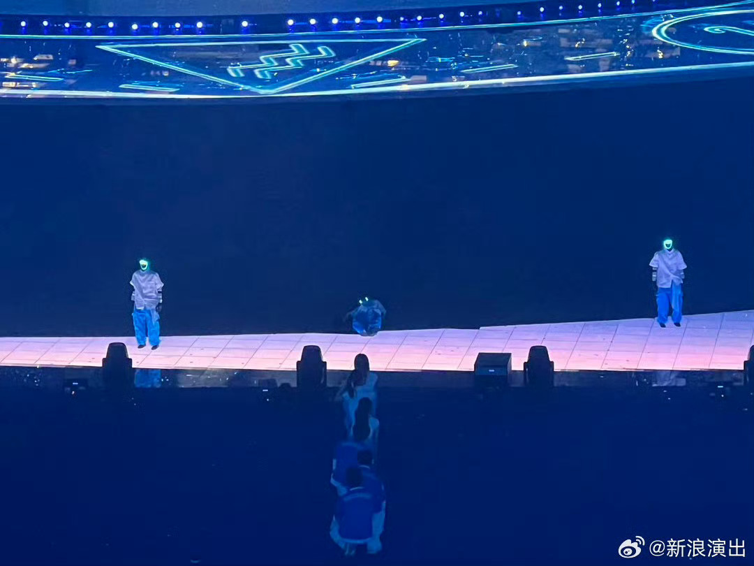 张杰鸟巢机器人演我上班张杰鸟巢演唱会的机器人也太有戏了！舞台上迷糊做错动作，退场