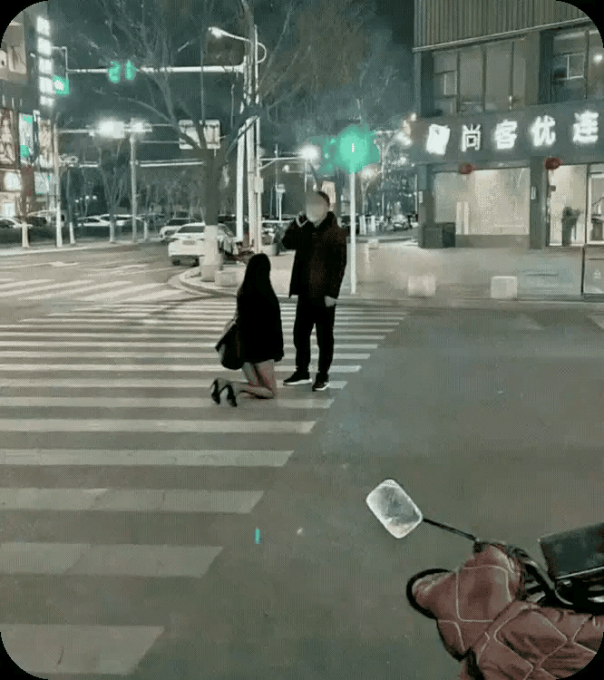斑马线上这一跪，看得人心疼又心酸。女子放下所有尊严，只求对方不要离开，可越是这样