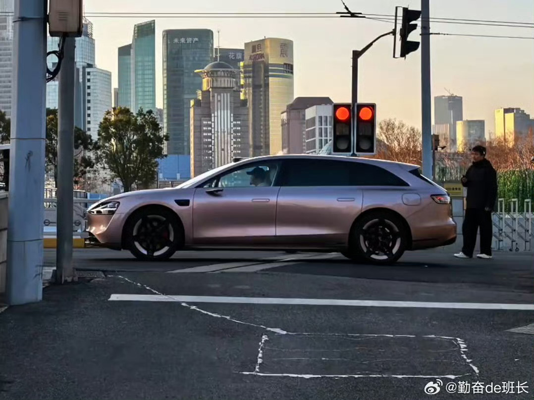 享界S9T粉色实车曝光粉色S9T拿捏上海春天春日上海街头撞见享界S9T樱花粉实车