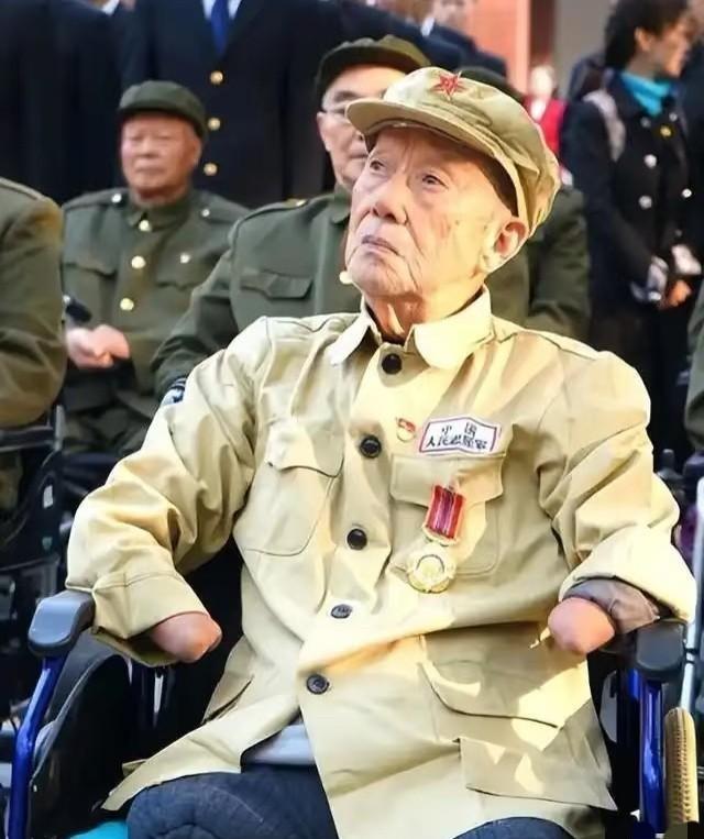 这位就是“冰雕连”幸存者周全弟老英雄。
在长津湖那场零下四十多度的极寒战斗中，1