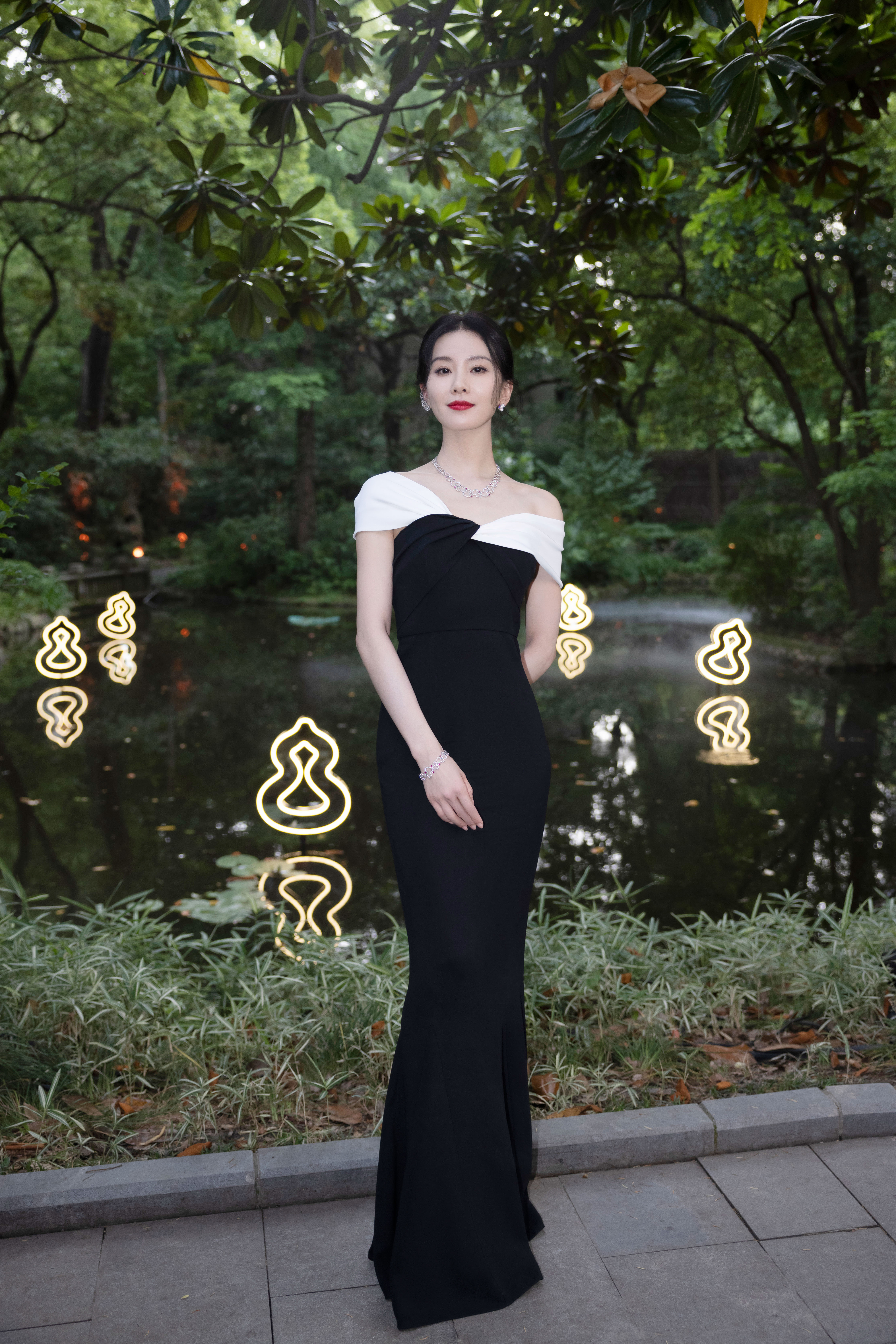   佩戴Qeelin WuluWulu系列珠宝出席Qeelin“麒迹花园”私享珠