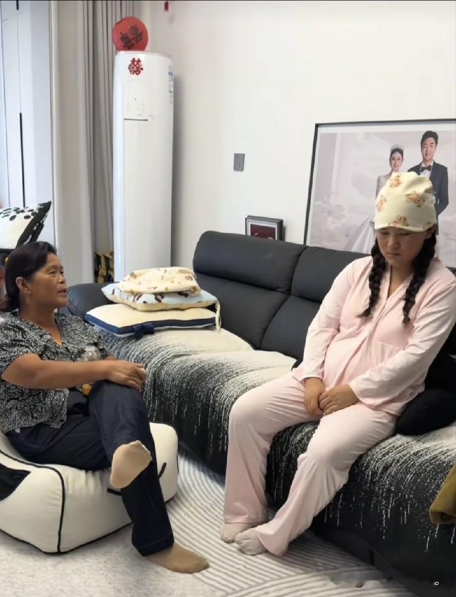 小故事！  
     这老壳子，有事没事就来雨露家跑，雨露 在坐月子拿她也没办