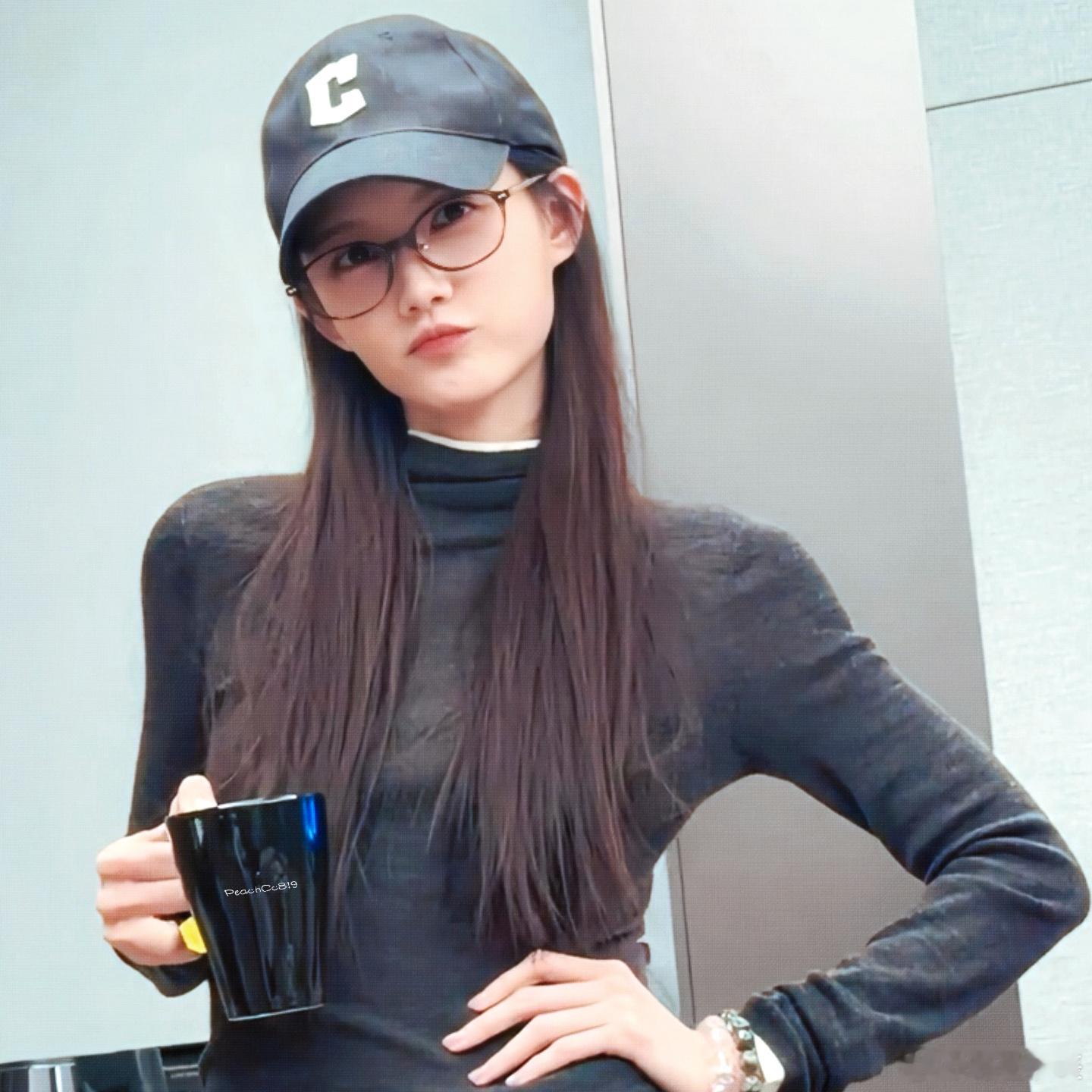 . 李一桐 快点打车回家我报销 谁被李一桐的宠粉操作暖到！深夜接机特意收粉丝信件