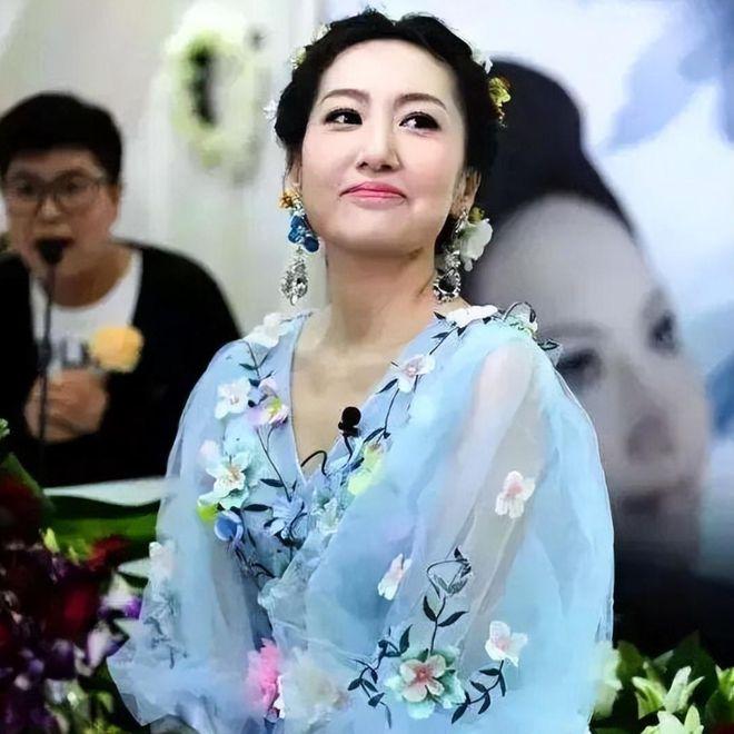 北京35岁女子胃癌晚期，她穿着婚纱为自己举办葬礼，谁知，去世10年丈夫的现状更是