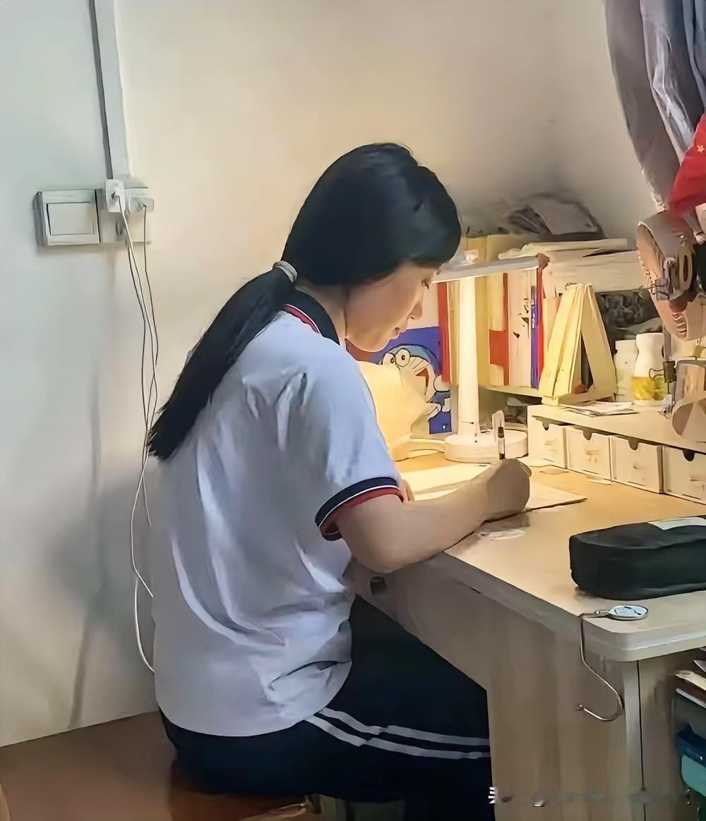 泪目！山东18岁女孩，6岁时妈妈失踪，13岁爸爸去世，她独自一个人照顾弟弟。20