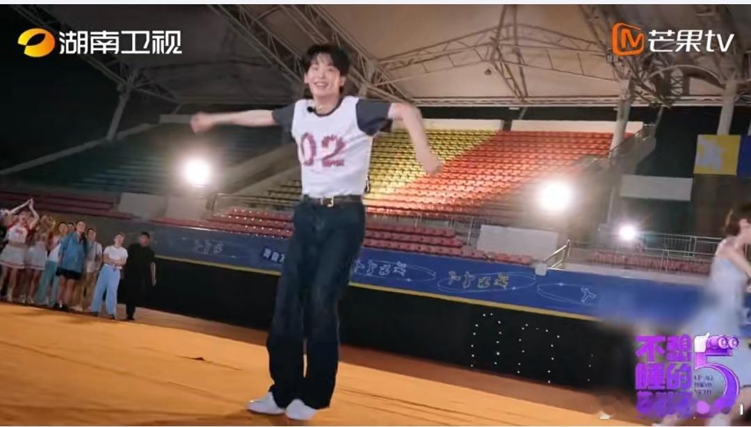 王赫野solo这段退出键在哪王赫野这段solo真的帅到我了🥺单手撑地起身也太利