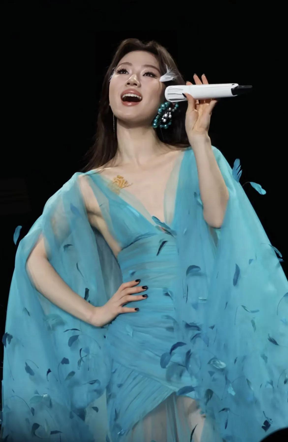 乐坛小天后即将诞生
单依纯，在歌手2025比赛竟演中蝉联第一，这真是小腰一叉，谁