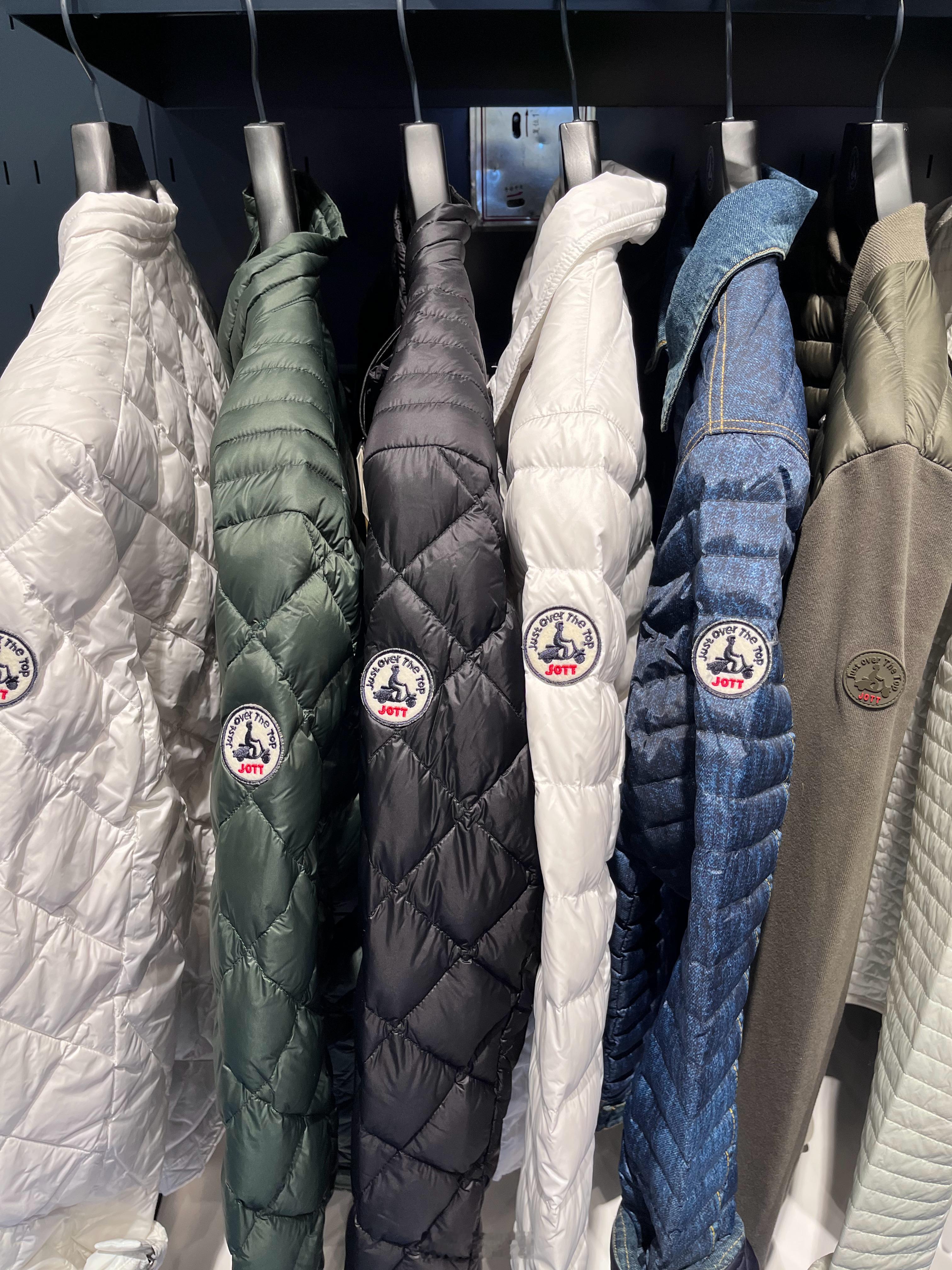 我挺喜欢JOTT的羽绒服。这家店开在大悦城。好像已经关了。友谊商店好像也有JOT