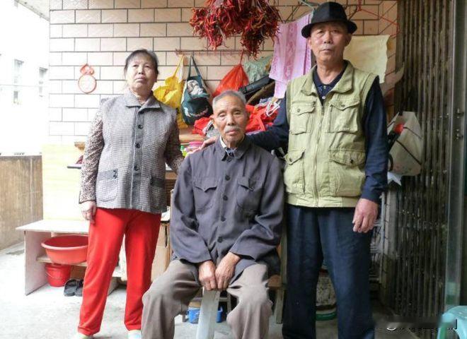 2003年，一男子掉进河里，被一位老汉搭救。为报恩，男子常去照顾老汉，俩人亲如父