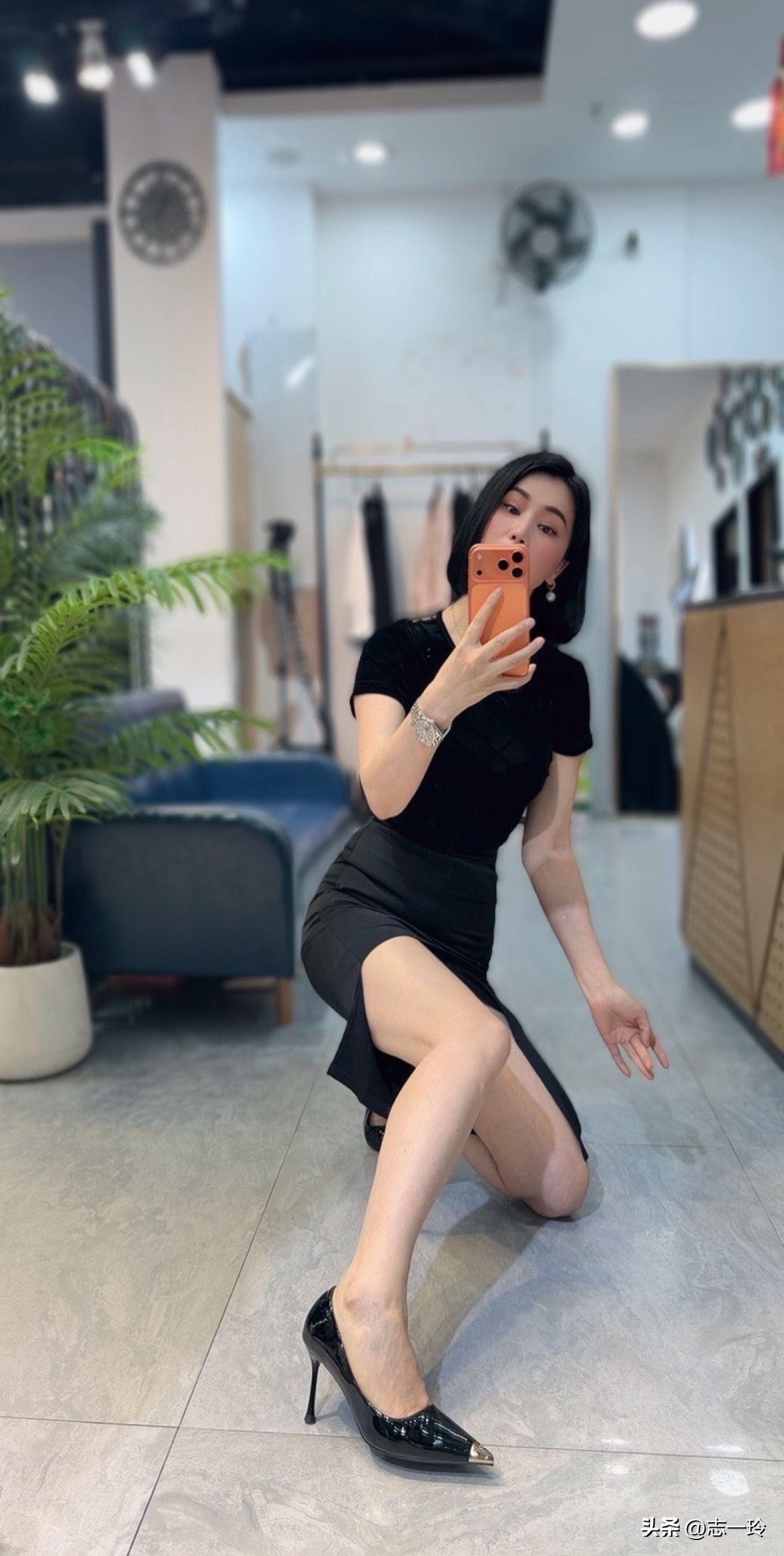 时尚穿搭指南：黑色透视上衣搭配高腰裙，优雅又迷人！