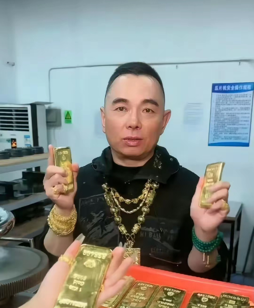 李湘的前夫李厚霖破产后，也开始带货直播了，看他卖黄金的样子，就像一个落魄的中年男