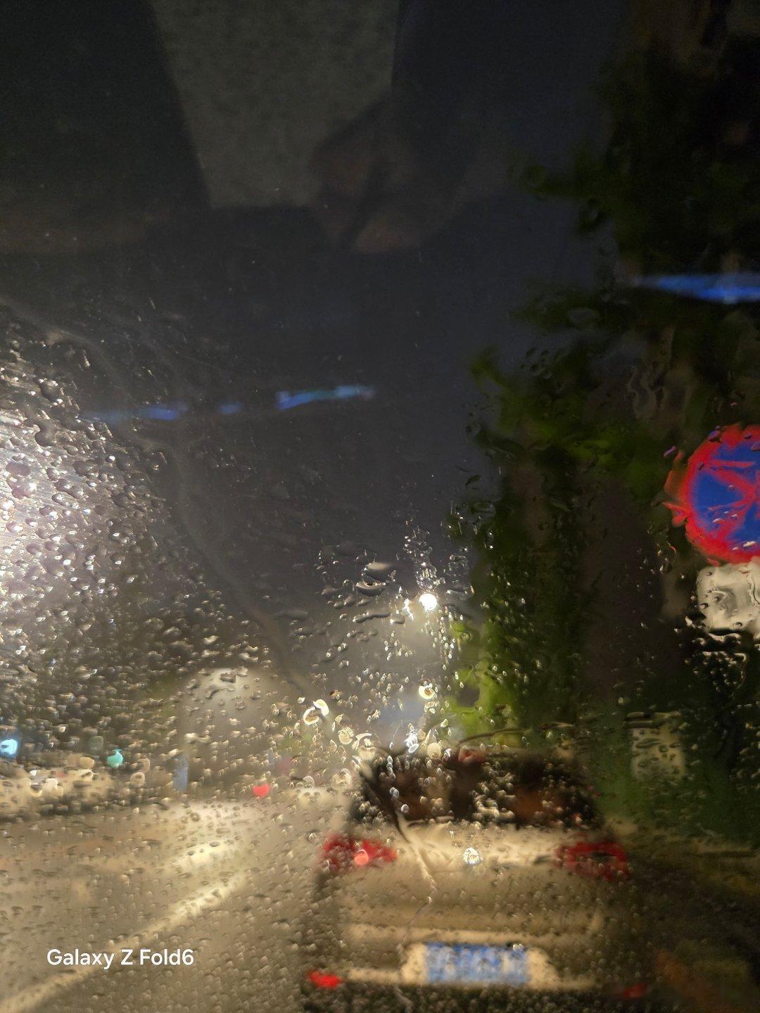 今天的北京的春雨，雨量感觉是近几年北京的春雨之最。这个天气就适合在车里面加加班。