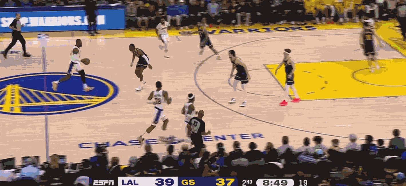 东里可以试试参考詹拉，把他放到小个掩护里参与进攻 ​​​