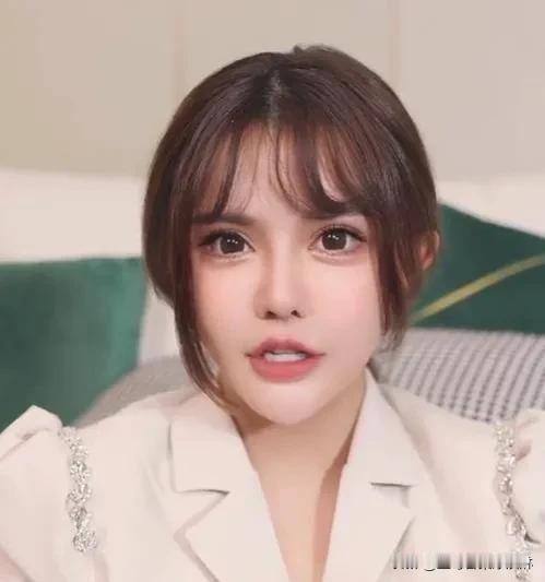 #韩安冉产后整容#
很难想象韩安冉才25岁，她就已经结婚三次婚，生了两个孩子，整
