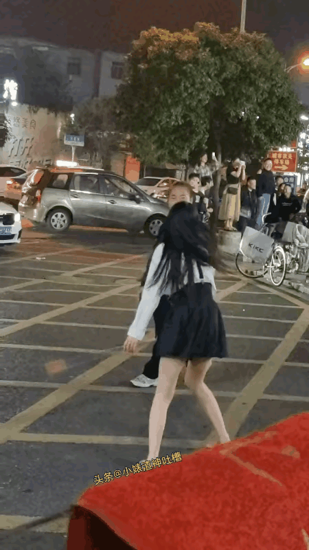 这个女子要么就是喝多了，要么就是精神有问题，要么他就是与这个男子有矛盾纠纷，否则