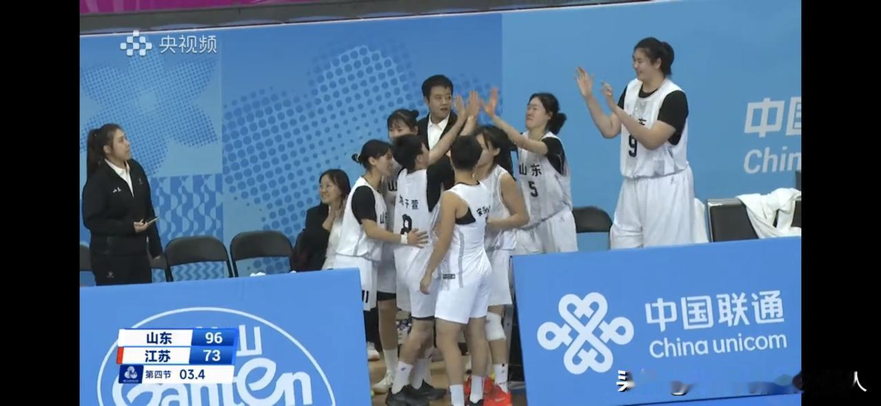 今晚被U18女篮决赛的两队小姑娘的罚球给惊到了！
那罚球命中率简直绝了，只要篮下