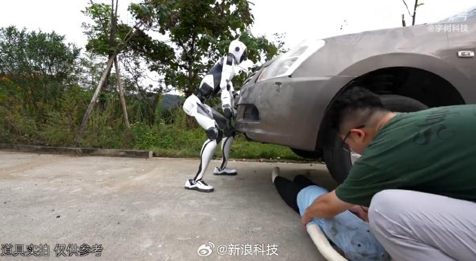 宇树科技发布人形机器人“H2-X功夫传奇”，标称续航约8小时，演示中可单腿踢瘪车