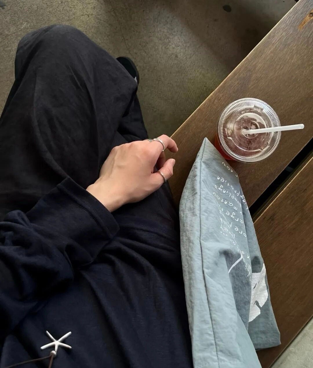 你强大，别人在你面前呈现的都是人品；你落魄 ，别人在你面前呈现的都是人性。 ​​