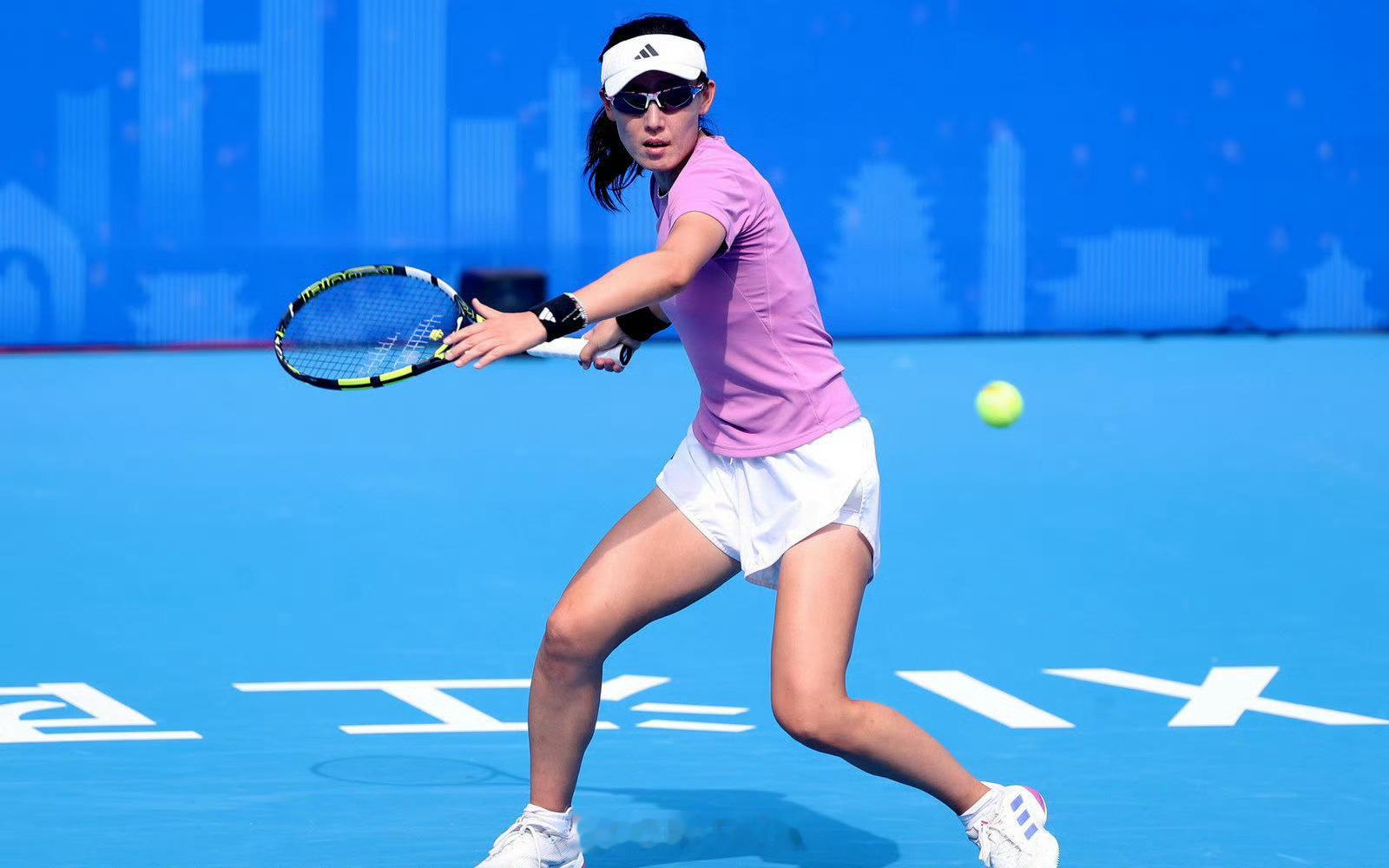 阿德莱德WTA500资格赛首轮郑赛赛🇨🇳在2-6/0-4落后萨卡里🇬🇷时