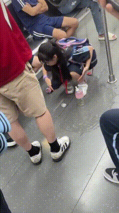 看完忍不住点赞！南宁小姑娘三观太正了
 真的被这个小朋友狠狠打动了！
在地铁不小