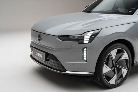 沃尔沃纯电双旗舰开启预售 沃尔沃那俩纯电新车EX90和ES90一块儿露面了，我瞅