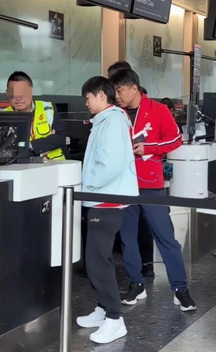 5月12号国乒大部队回国，机场有个细节挺戳人的。作为男队主教练，王皓本不用管女队