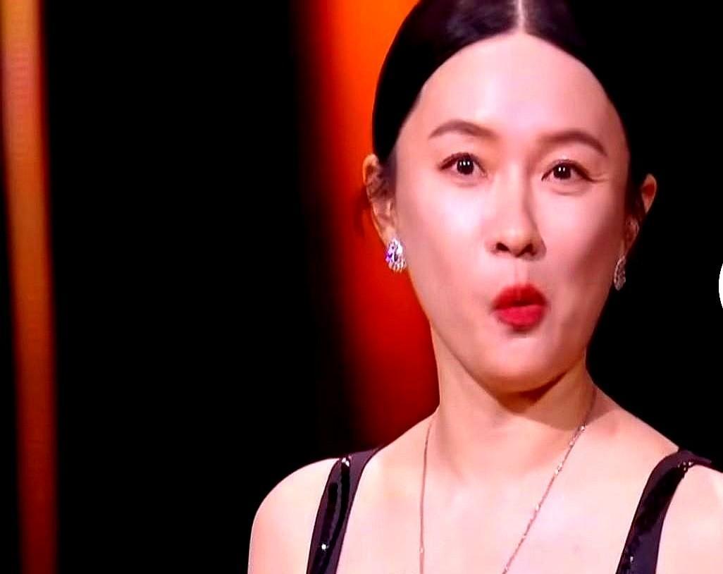 佟丽娅演戏、主持、创业，活得像女战士。
霍思燕嫁得好、养娃、晒幸福，日子过得像田