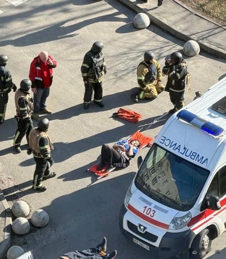 乌克兰首都基辅发生恐怖袭击，一名枪手街头随机扫射，至6死10伤。
当地时间4月1