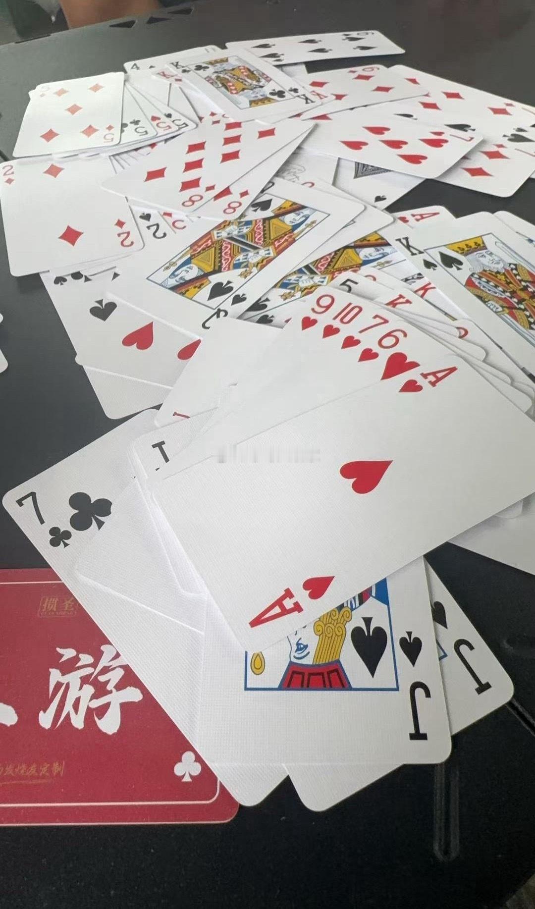 小老弟们抱着饭碗打牌。这很不好的习惯。输赢没点意思。来炒股刺激多了。