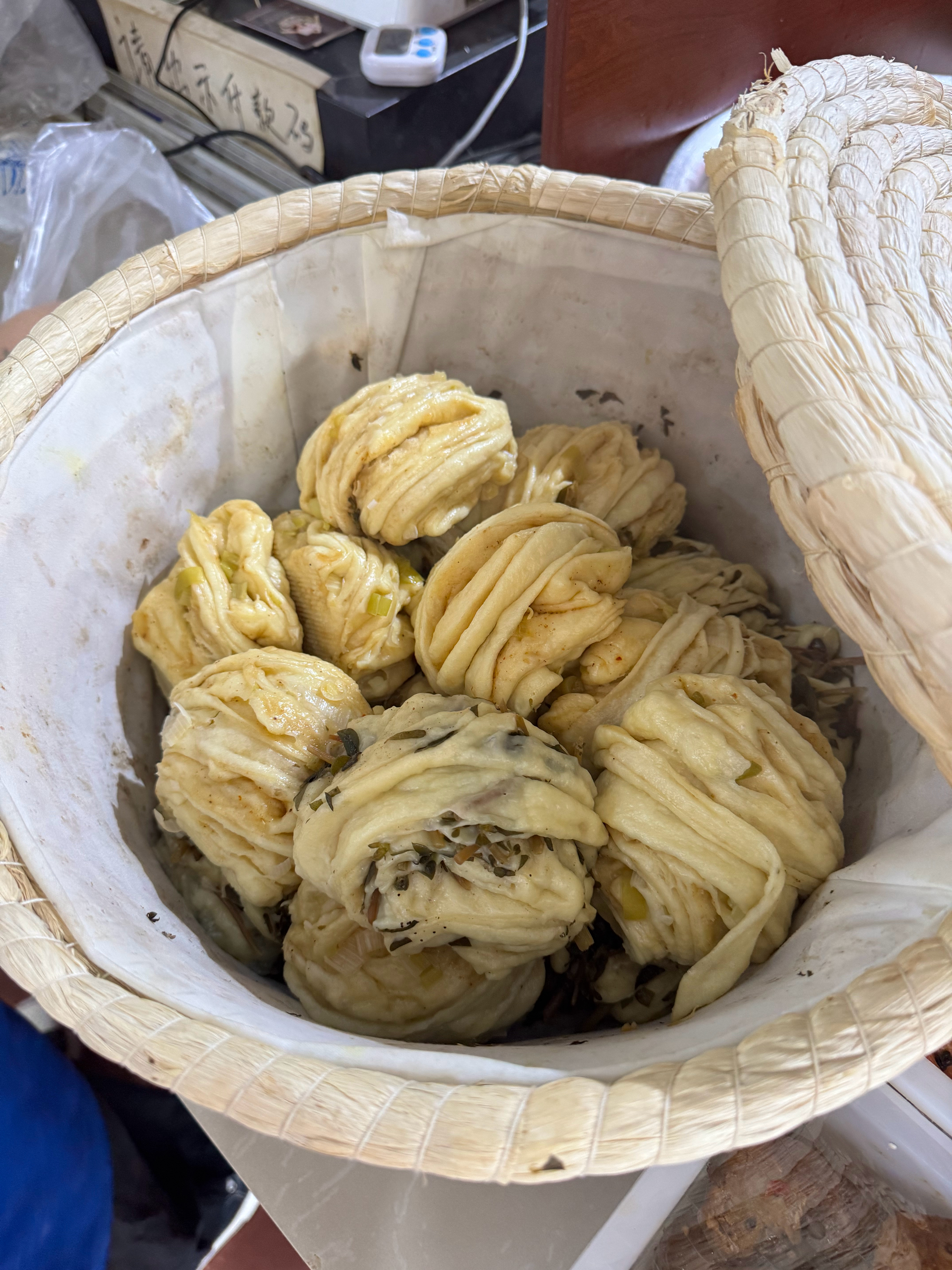 河南规矩：麦稍黄闺女瞧娘。你听我说：我的岳父酒量，远在我之上，真的，我不是个，他