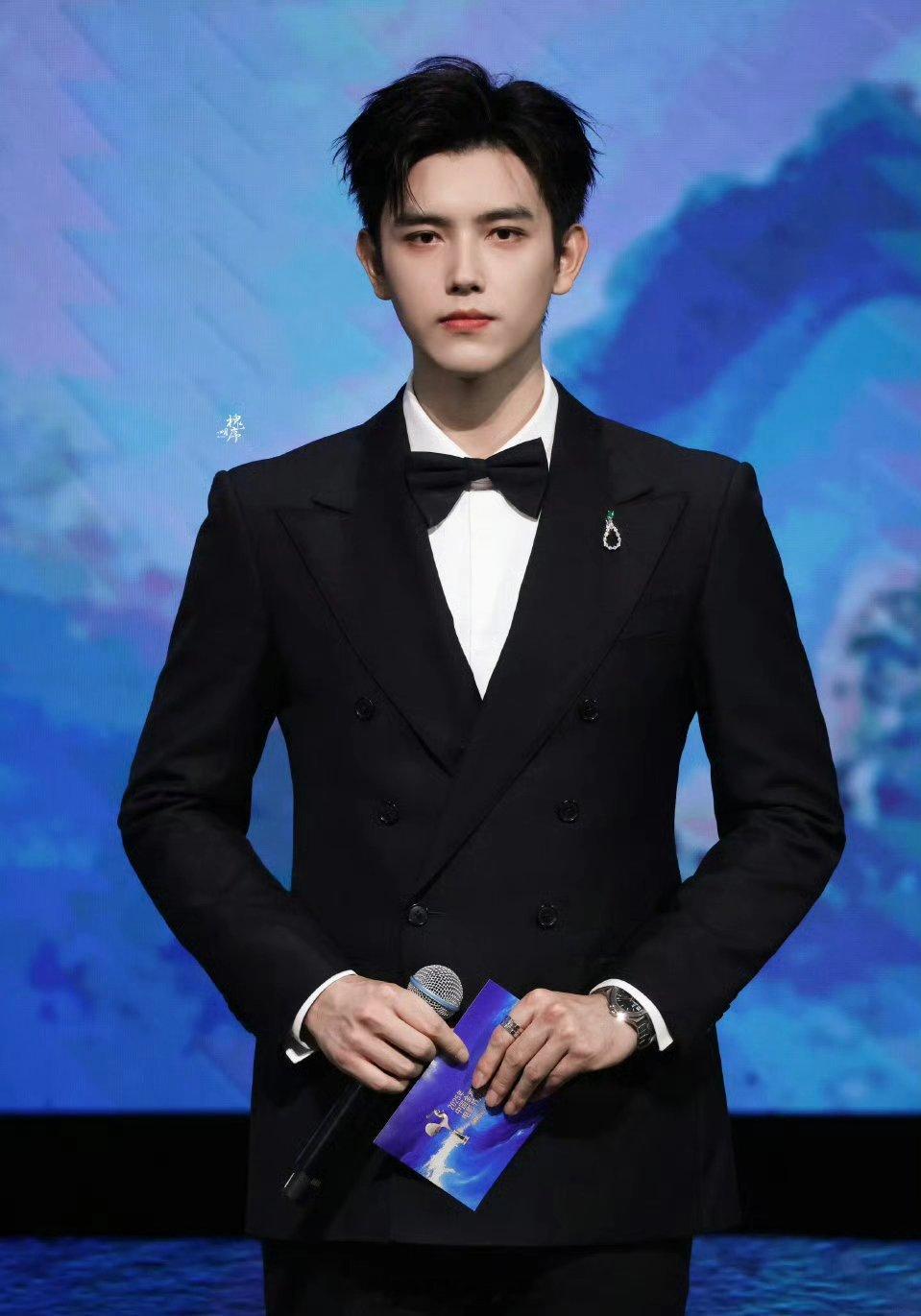 陈飞宇主持今晚金鸡奖开幕式饭拍照🈶 