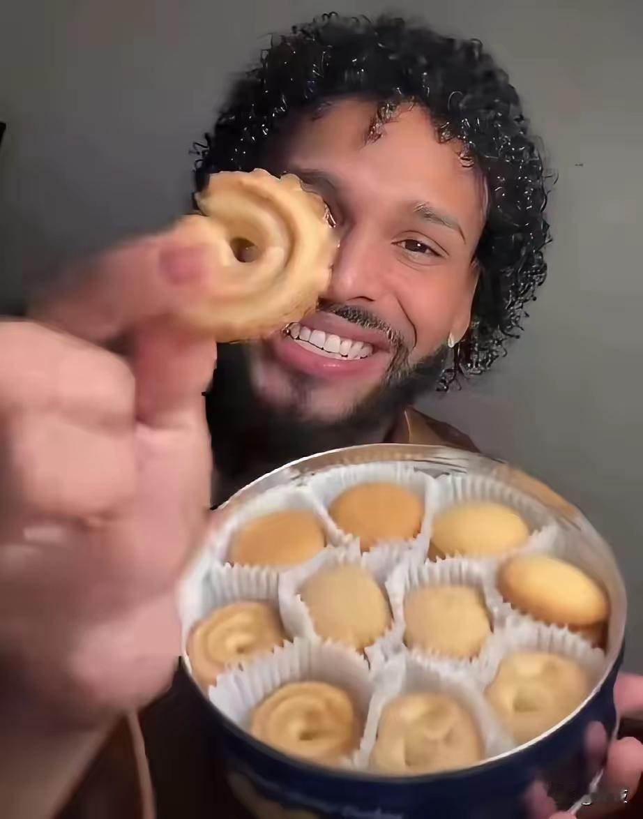 三锅又把美国人整破防了。这次是一盒丹麦蓝罐曲奇。
一个老美在超市买了一盒丹麦蓝罐