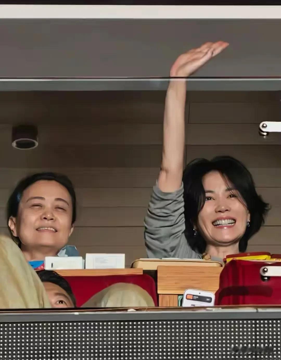 “老那演唱会成功，先干为敬，老王”
这个是王菲为那英写的祝福词
那英在探班直播中