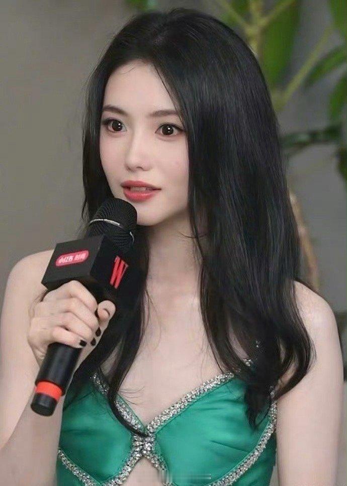 刘浩存今天好美，妹妹也是找对了风格！特别明媚大气，生图也很能打[点赞] 明星W盛