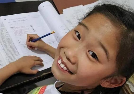 2007年，河南商丘出现了一名神童，自称四岁熟读四书五经，九岁则已学完高中所有课