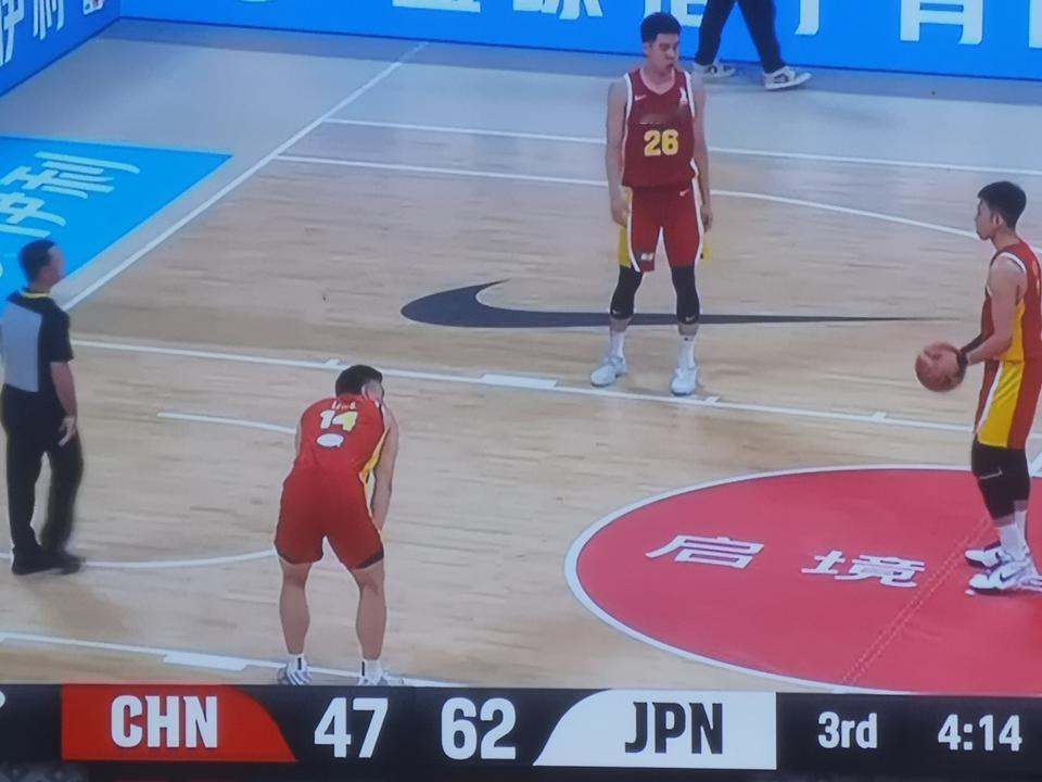 真狠心，小日子防守都防到界外了，中国男篮对阵日本男篮的比赛，只有朱俊龙，廖三宁正