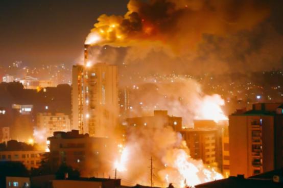 中国这回算是把话挑明了，干脆利落地驳回了美国几家大媒体的求饶信，意思很明确：要么