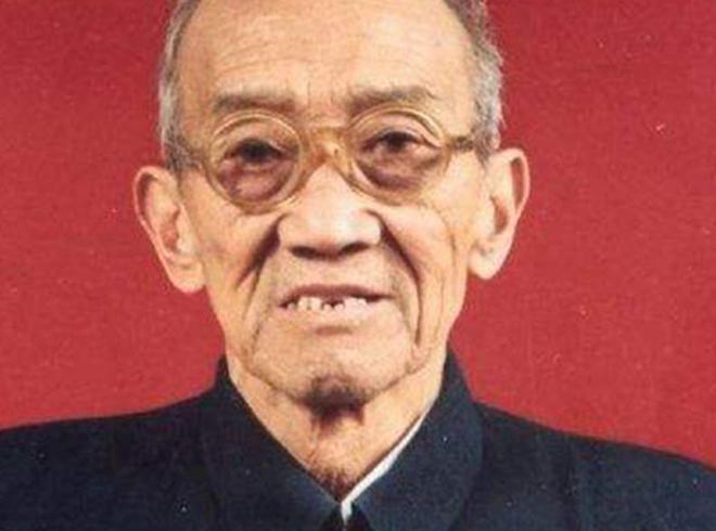 他是志愿军被俘虏的最高将领，回国后被开除党籍军籍，生活艰苦，1996年，这位将军