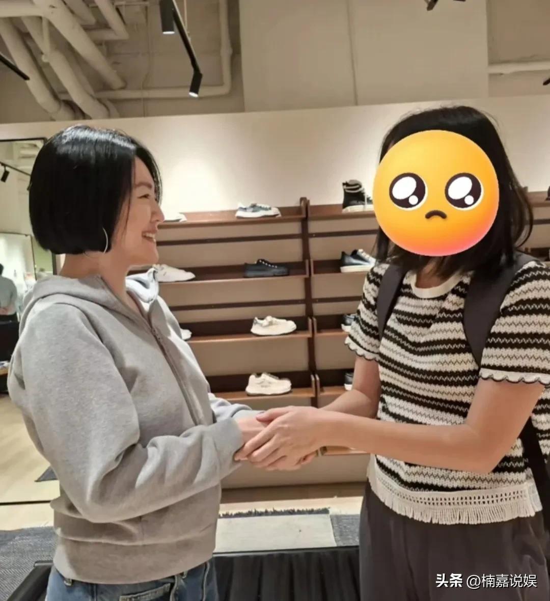 小s一家现身香港，老公和两个女儿一同现身，48岁的她生图状态还是不错，看着挺年轻