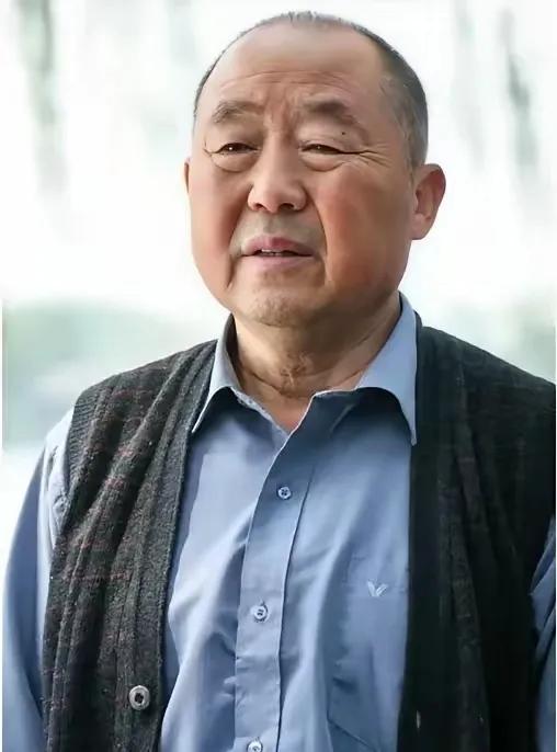 他没演过什么大人物，但观众都承认他是艺术家。经常在电视上看到他，没演过主角，也从