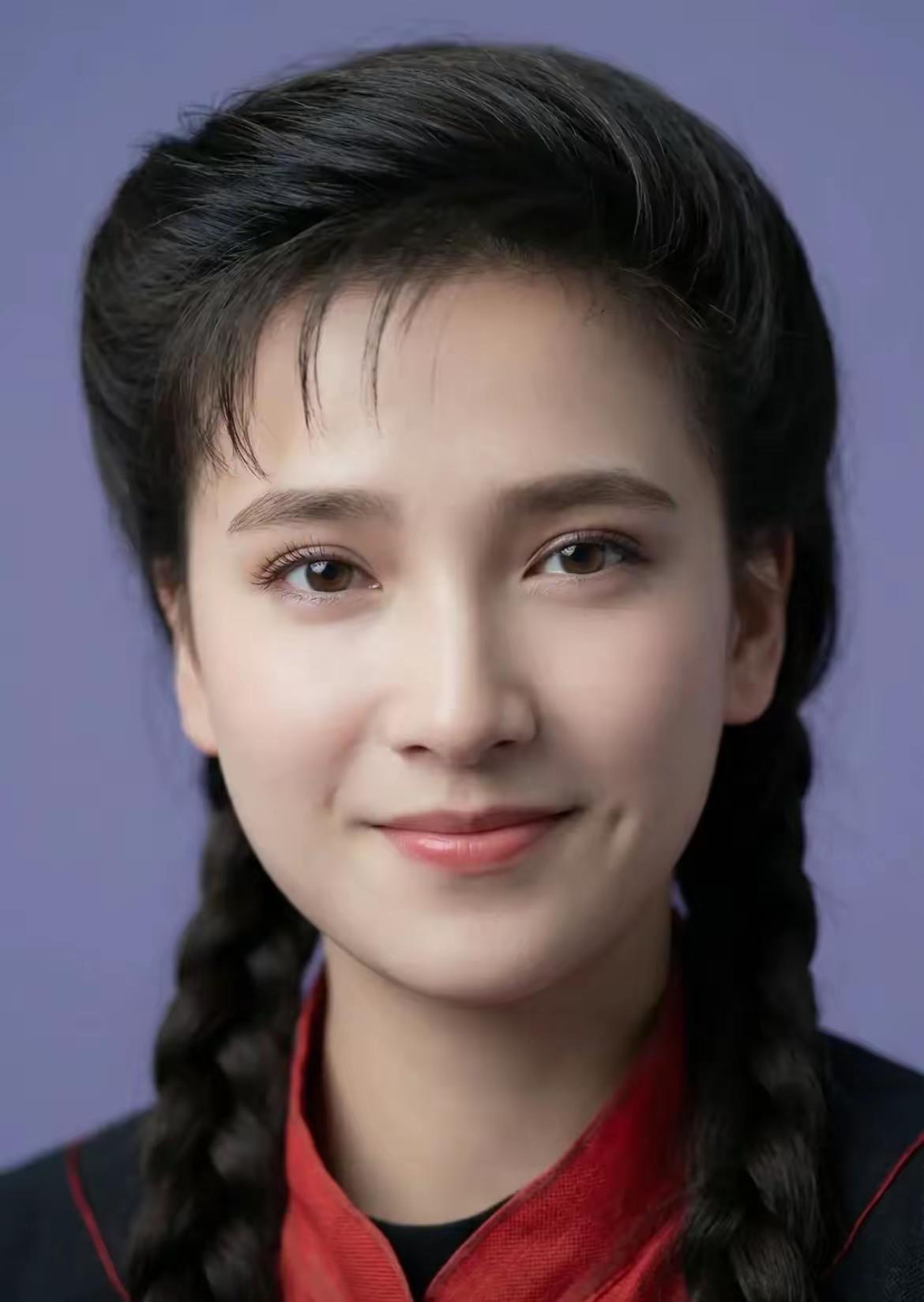 这真的是让我挑花眼了。刘晓庆和何晴，你觉得谁更美呢？
何晴属于那种特别可爱，特别
