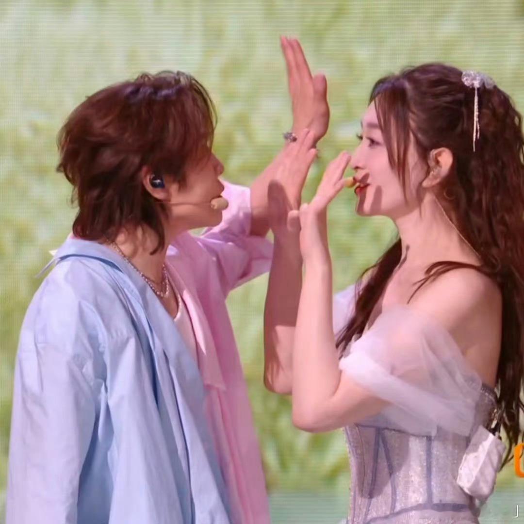 王濛夹起来了王濛音准杀疯了，李小冉颜值可爱拉满，心愿便利贴静音版封神，不好听但全