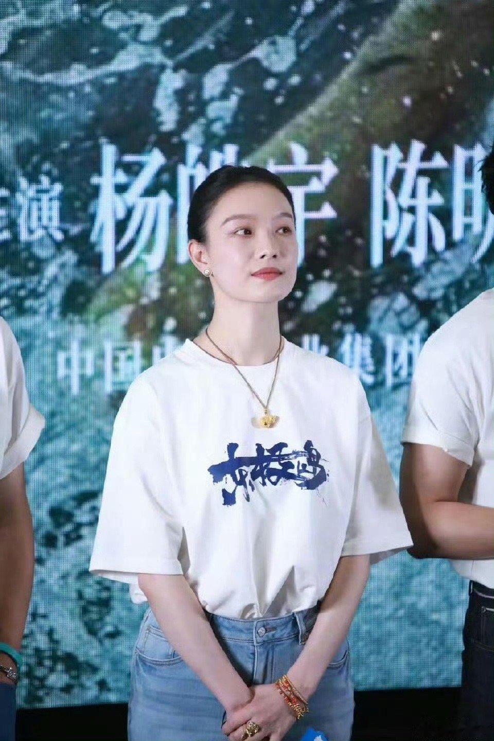 倪妮回应跳海戏不戴威亚 一句“要感受一下”，道尽演员的较真。跳海戏里的每分恐惧、