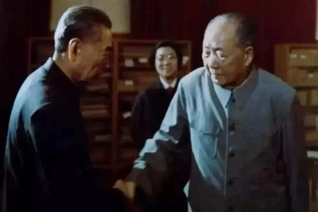 这是一张珍贵的照片。上世纪70年代，在一次外事活动结束后，送走了外宾，毛主席和周