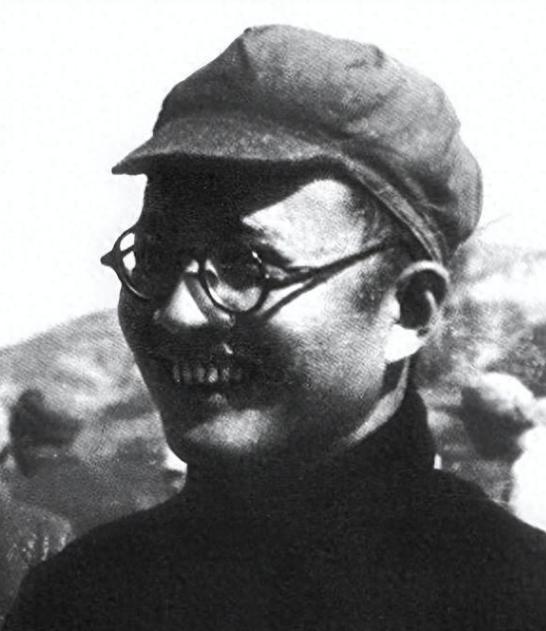 “你爸爸是个好人。”
 
当博古的儿子秦铁找到王震将军，想听听父亲真实的过往时，