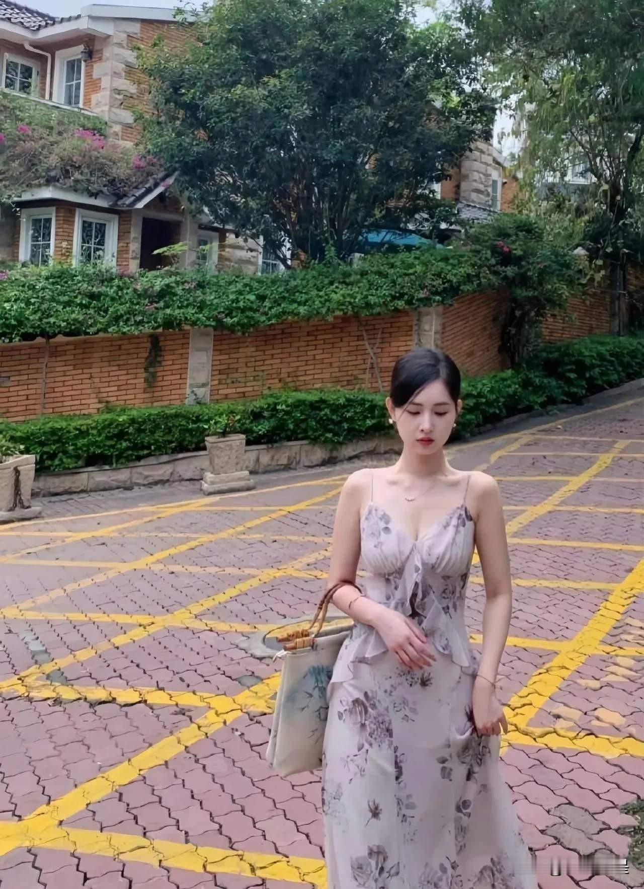 优雅漫步在绿意盎然的小径上，感受生活的宁静与美好。