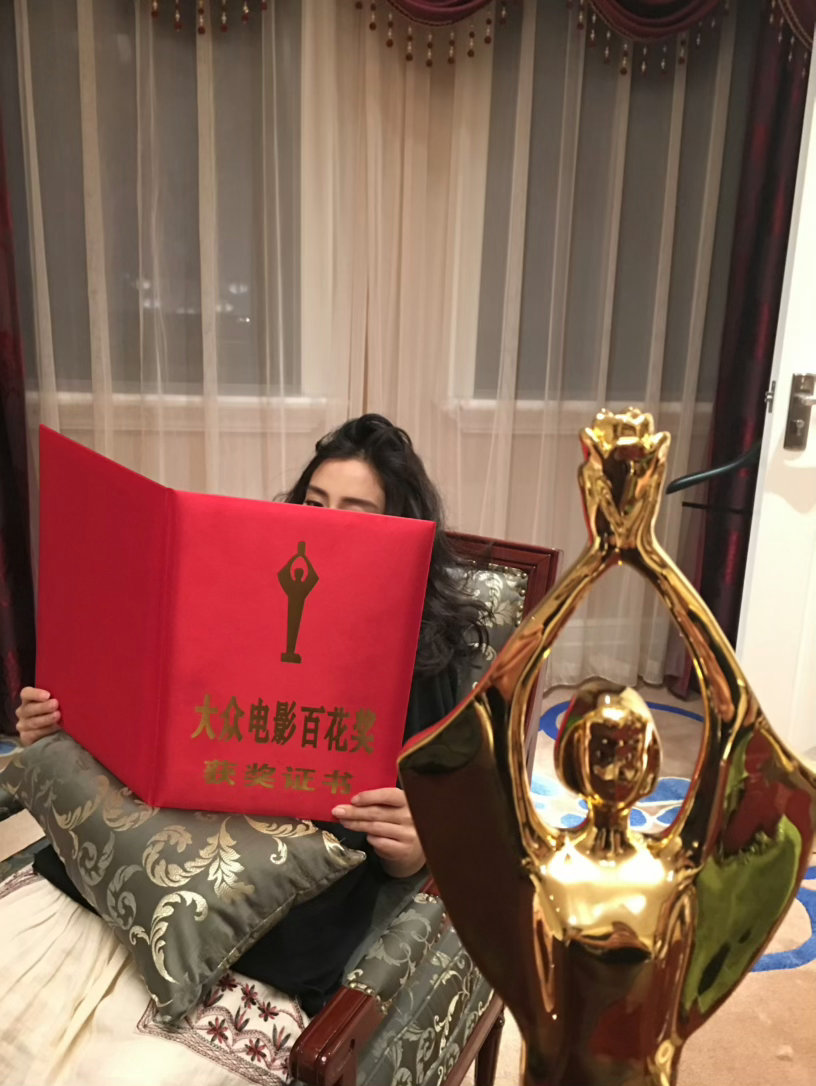angelababy Angelababy85花首位百花奖以角色丁思甜留痕，斩获
